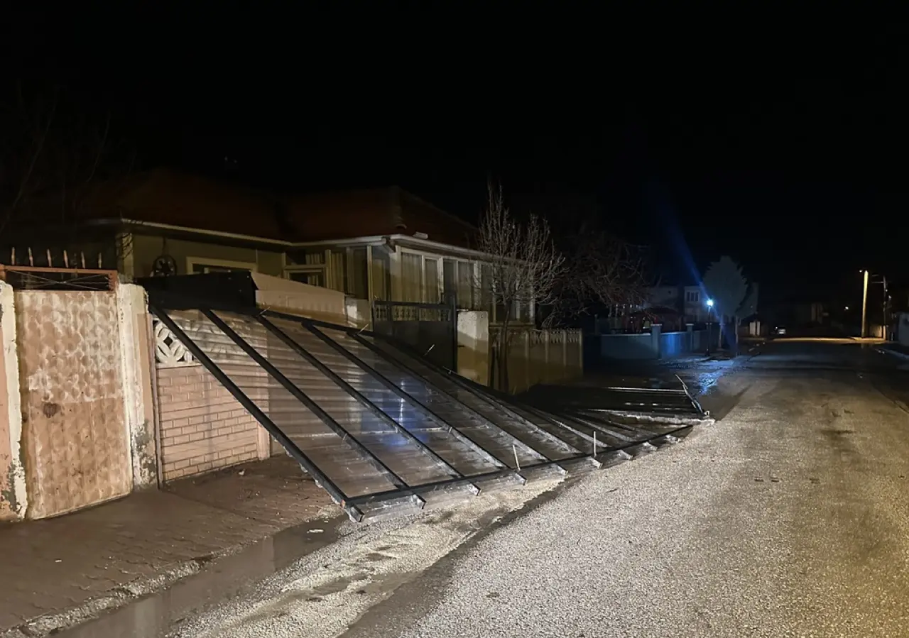 Rüzgar Şehirde Adeta Kıyameti Kopardı 1