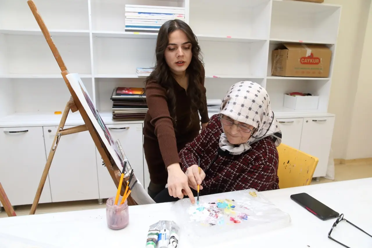 81’lik Teyze, Azmiyle Gençlere Taş Çıkarıyor 8