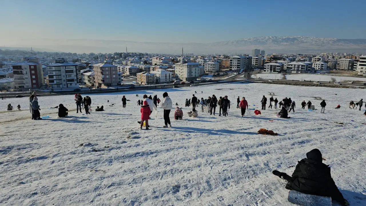 Çocuklar Tepsi ve Plastik Bidonlarla Kayarak Eğlendi 4