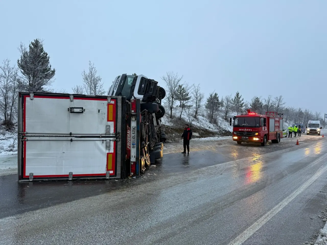 Buzlanan Yolda Kayan Tır Devrildi 1
