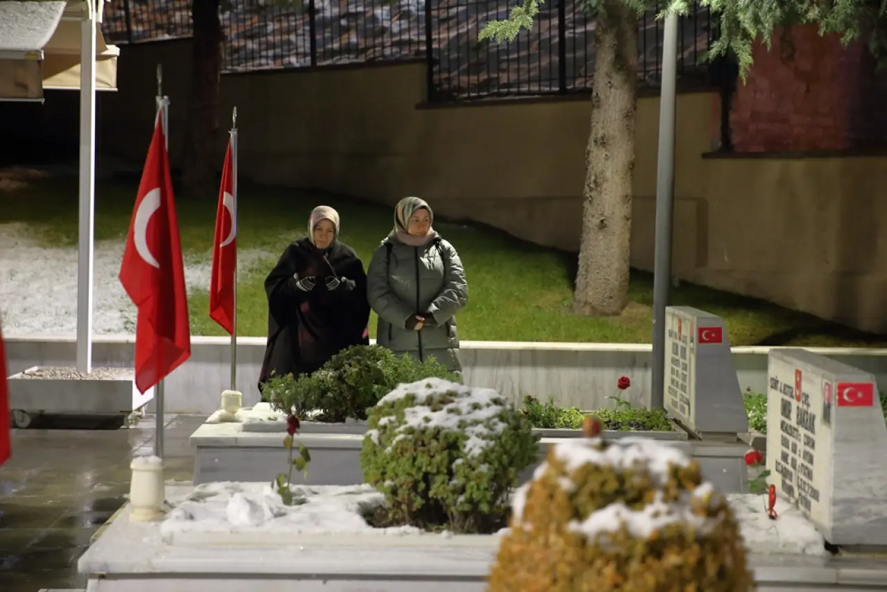 Şehit Aileleri Yeni Yıla Şehitlikte Girdi 4