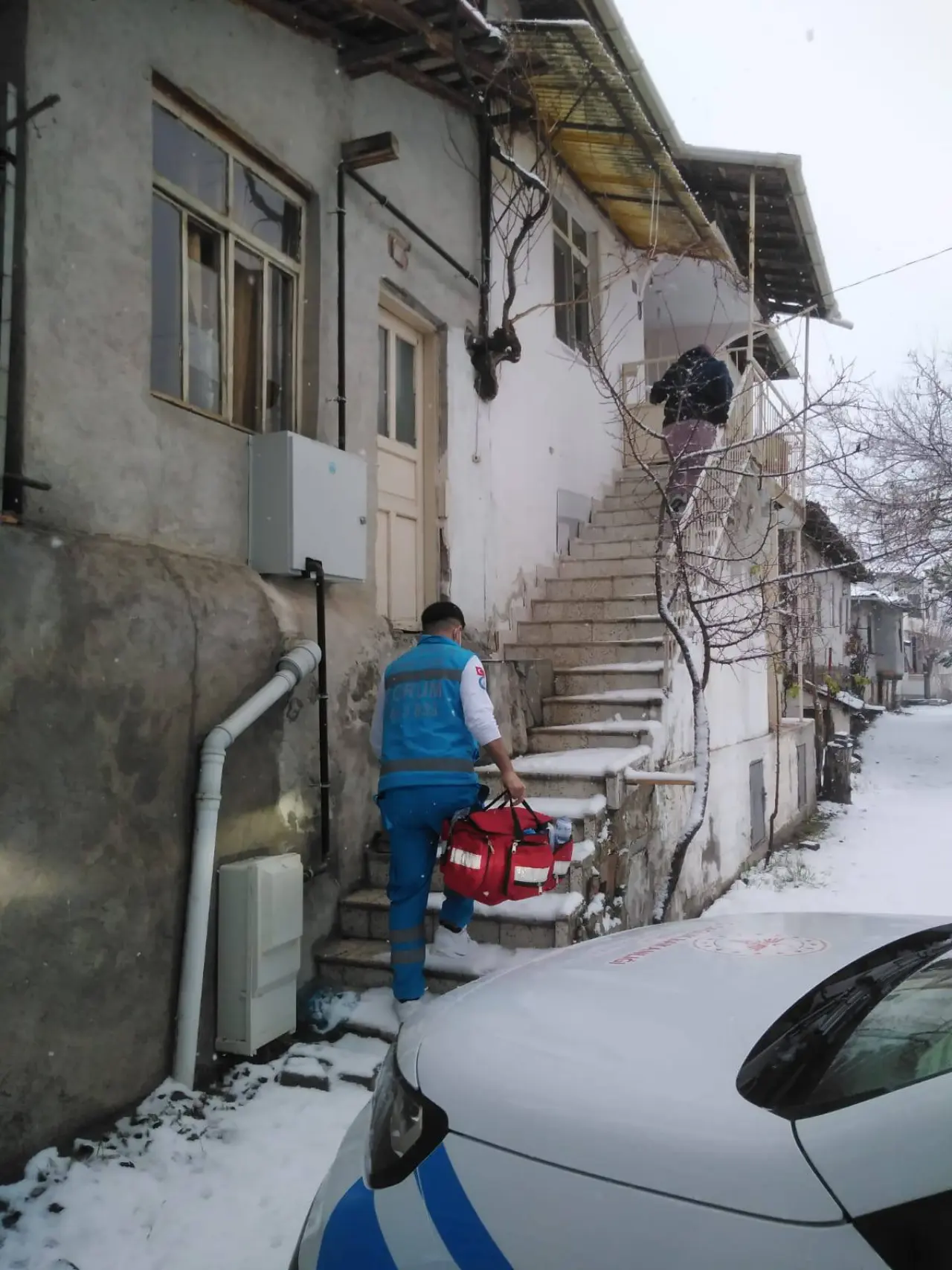 Ekipler Kışın En Sert Günlerinde Bile Kapı Kapı Şifa Dağıtıyor 3