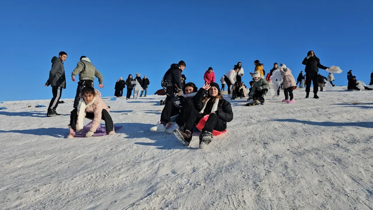 Çocuklar Tepsi ve Plastik Bidonlarla Kayarak Eğlendi 5