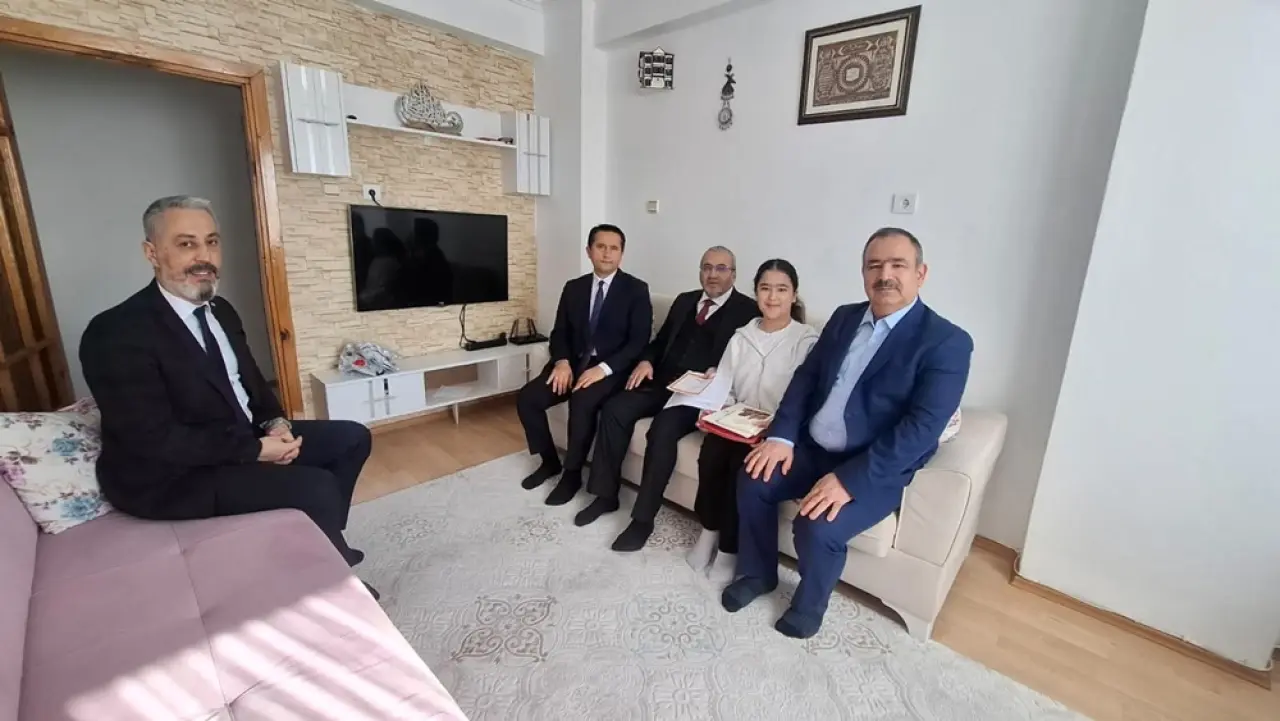 Evde Eğitim Alan Öğrenciye Karne Sürprizi 1
