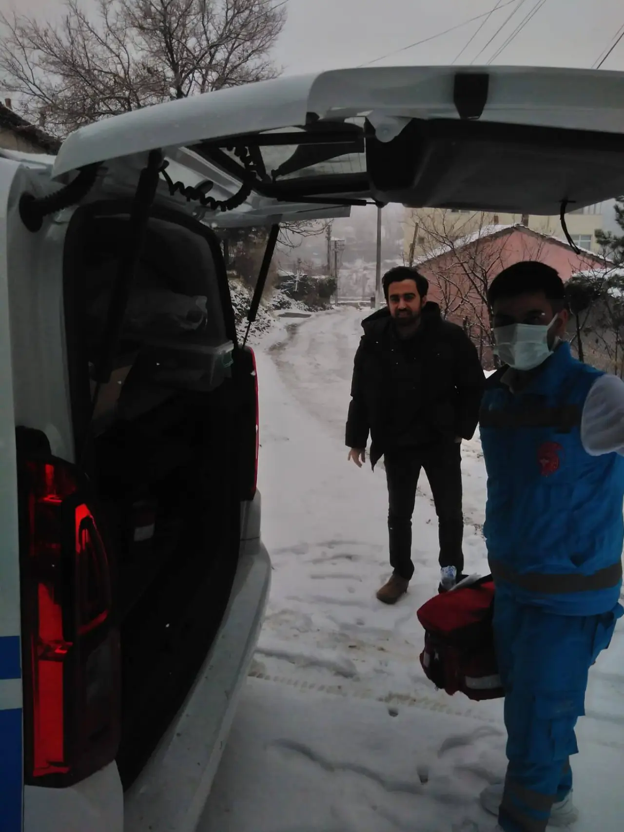 Ekipler Kışın En Sert Günlerinde Bile Kapı Kapı Şifa Dağıtıyor 1