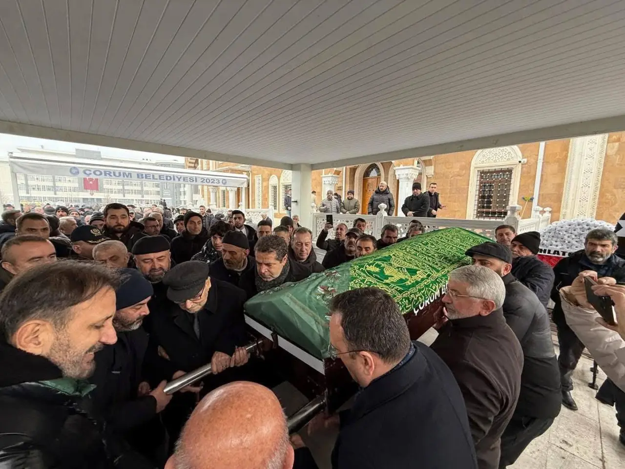 Cüneyt Özdemir’in Annesi Çorum’da Defnedildi 5