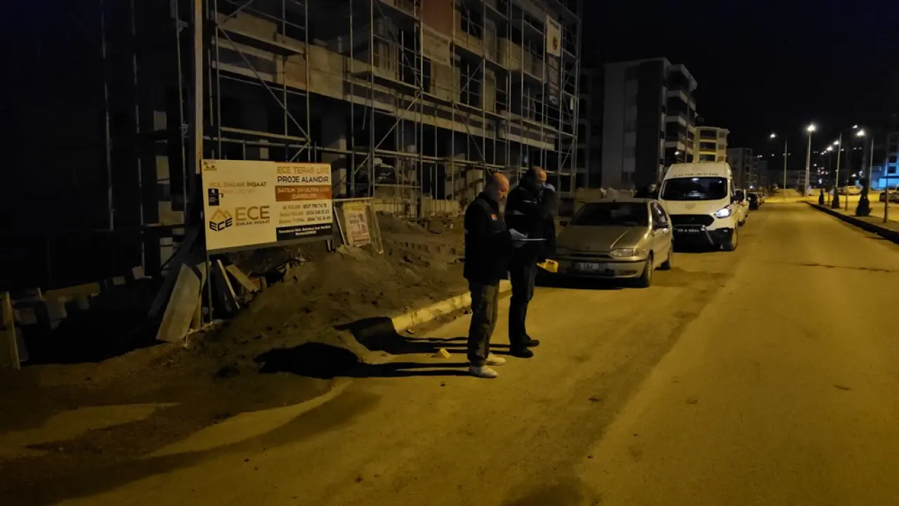 Sokaktan Ateşlendi Balkon Camına Saplandı 4