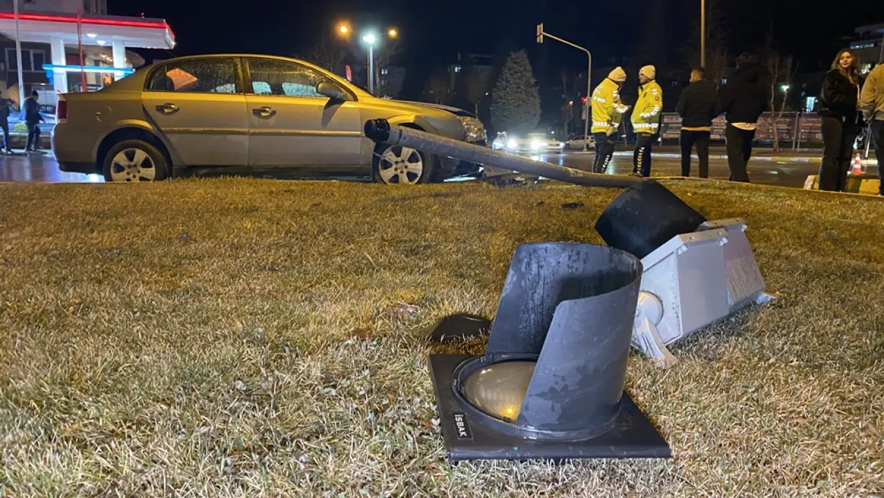 Otomobil Sinyalizasyon Direğine Çarptı 3