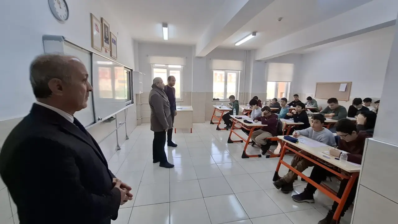 Öğrencilerin Taleplerini Dinledi 3