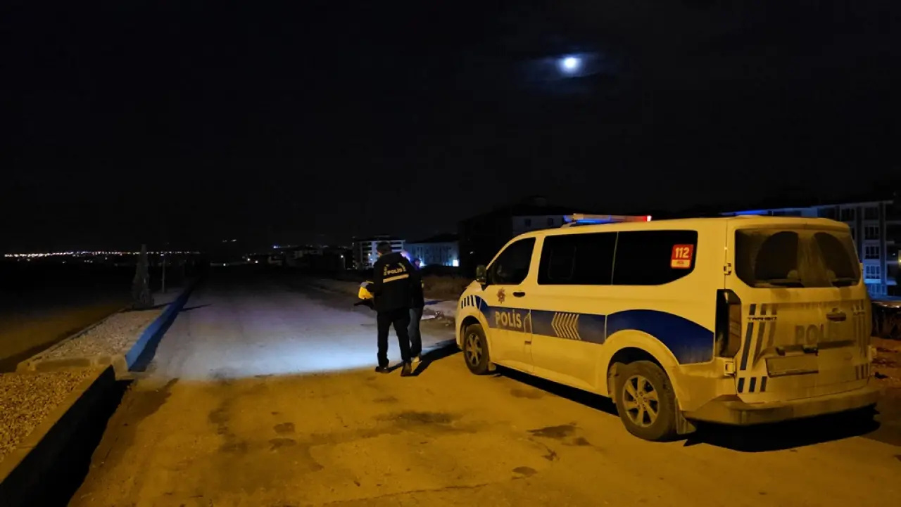 Sokaktan Ateşlendi Balkon Camına Saplandı 3