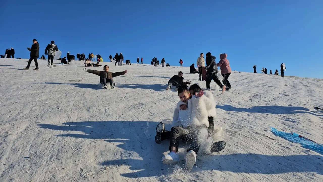 Çocuklar Tepsi ve Plastik Bidonlarla Kayarak Eğlendi 1