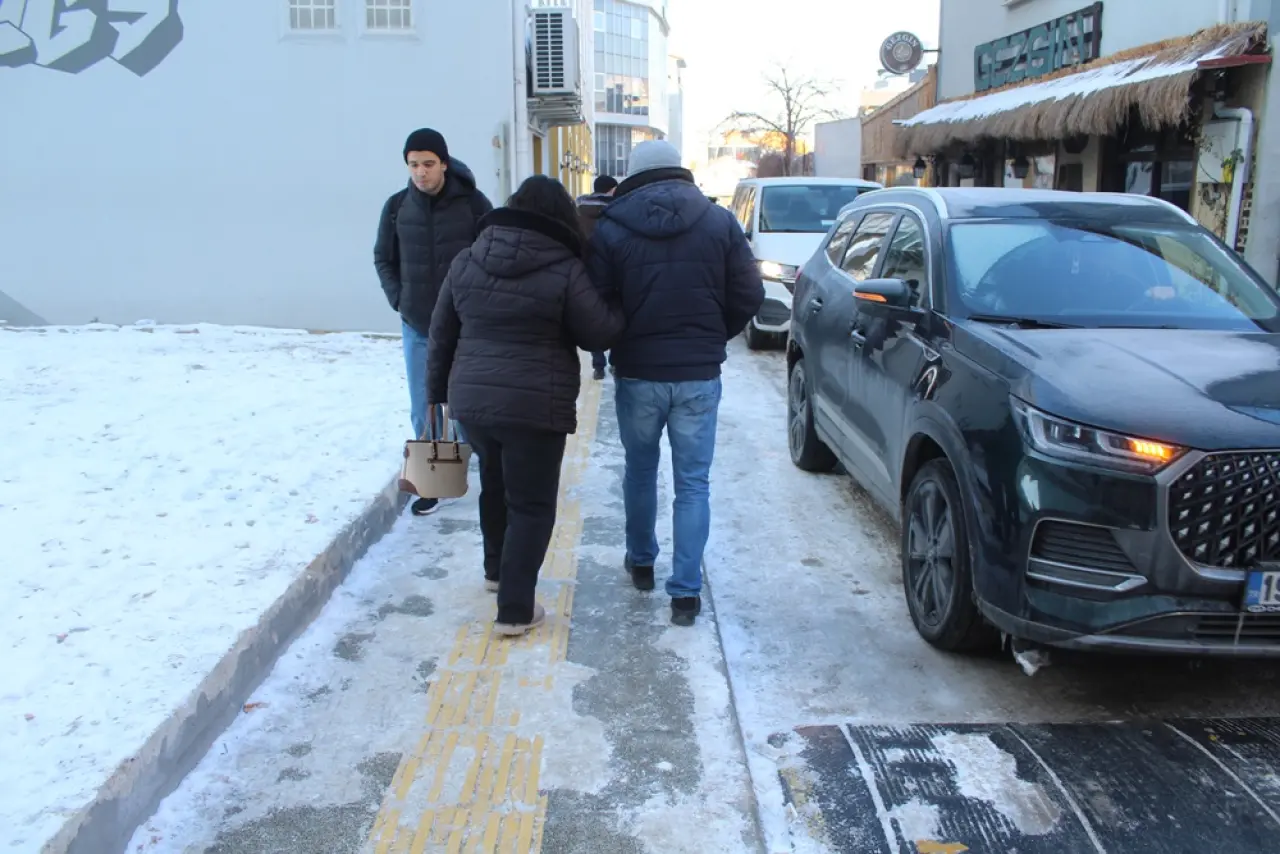 Buz Pisti Değil, Dershaneler Sokağı 3