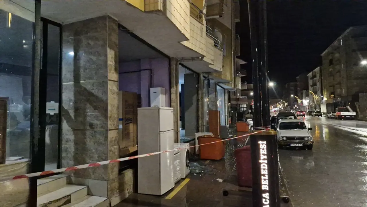 Fırtına Çatıları Söktü, Yolları Kapattı 3