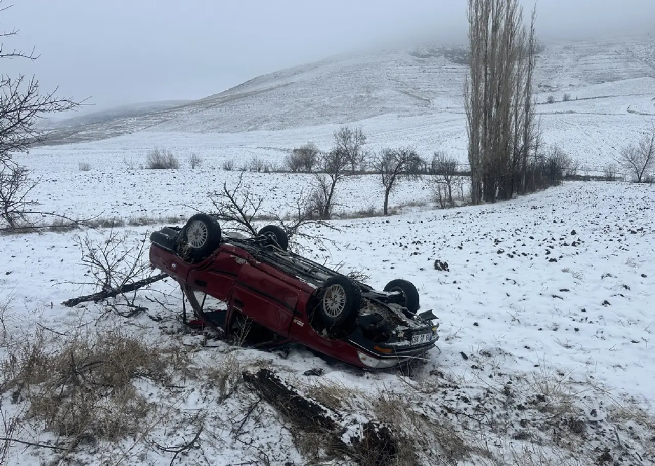 Kontrolden Çıkan Otomobil Devrildi 1