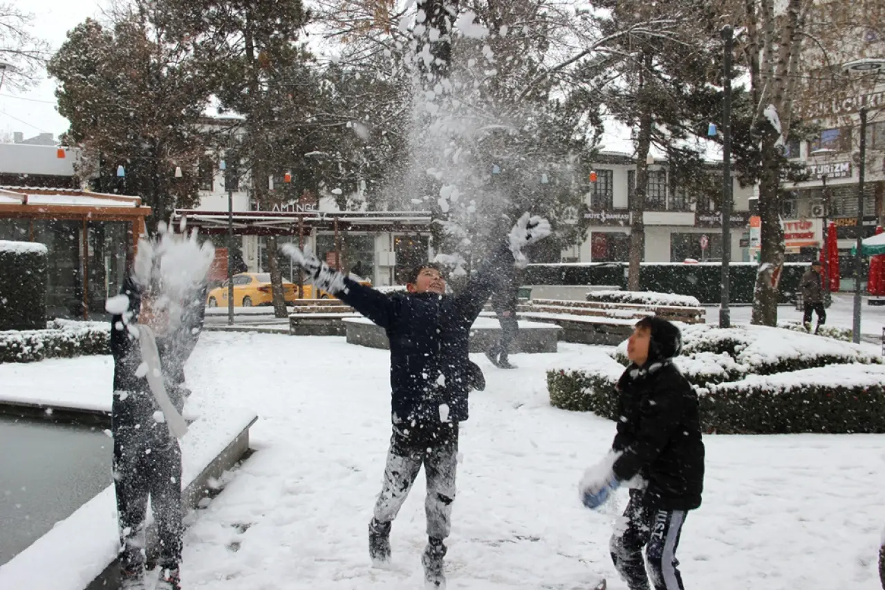 Çocuklar Sokaklara Döküldü 3