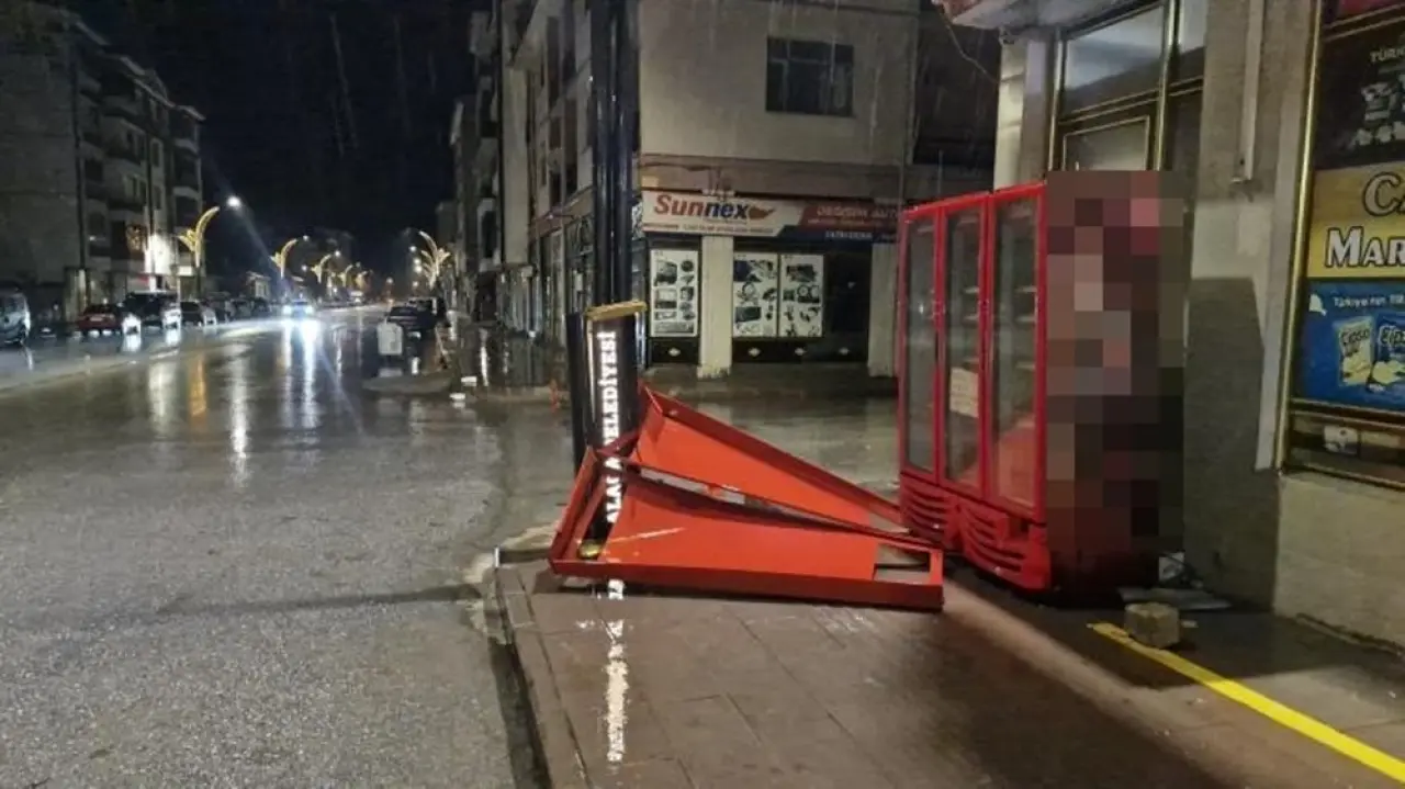 Fırtına Çatıları Söktü, Yolları Kapattı 4