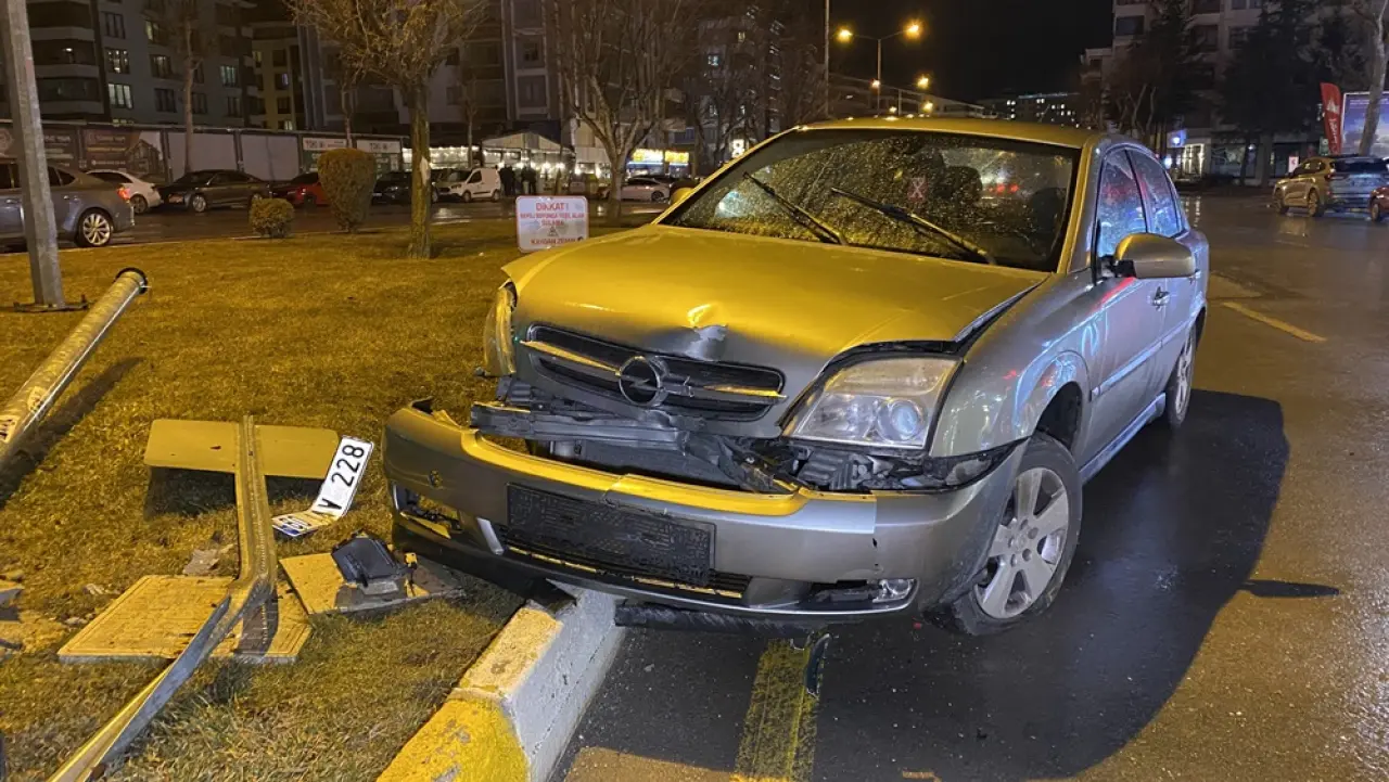 Otomobil Sinyalizasyon Direğine Çarptı 2