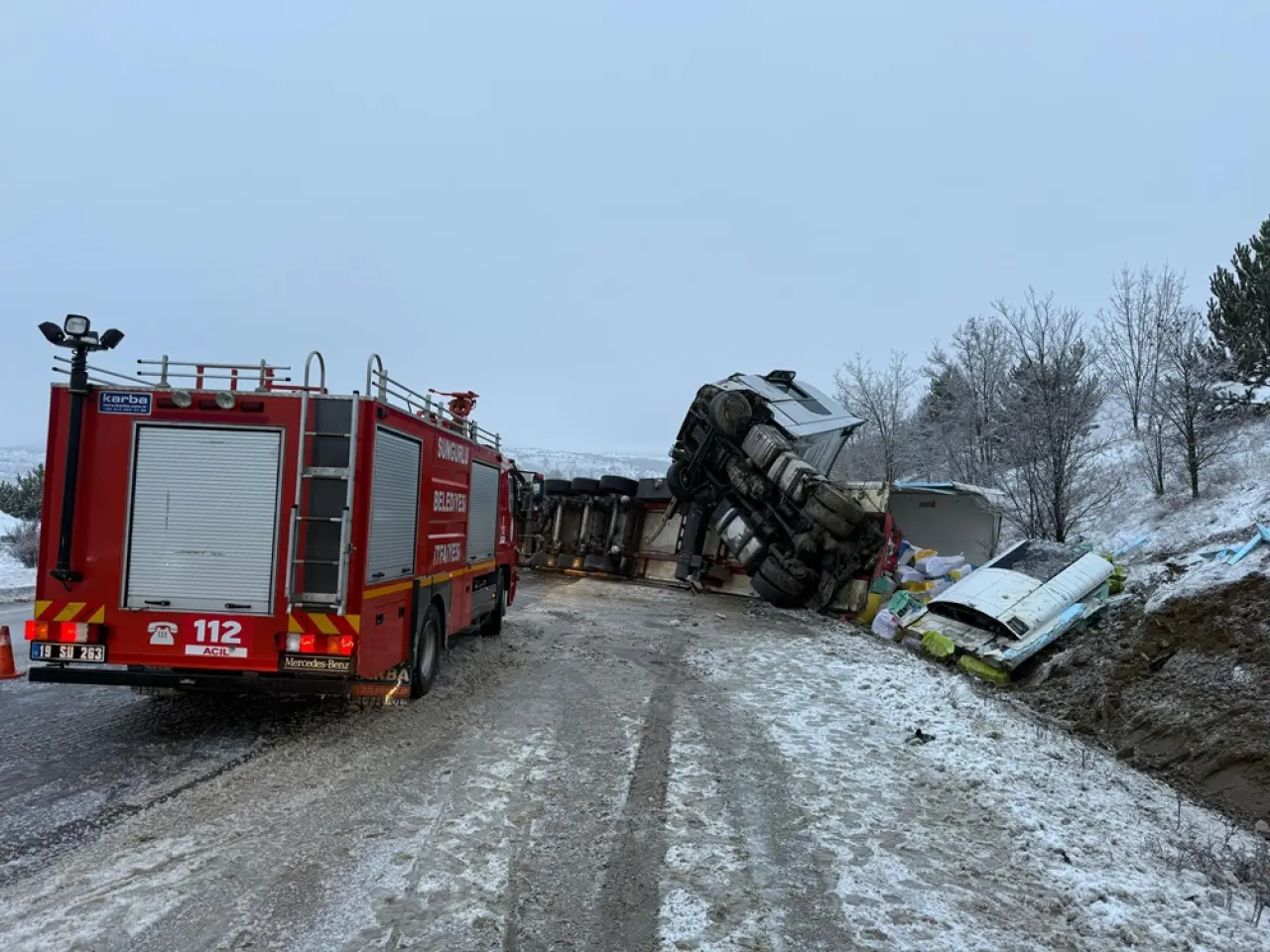 Buzlanan Yolda Kayan Tır Devrildi 3