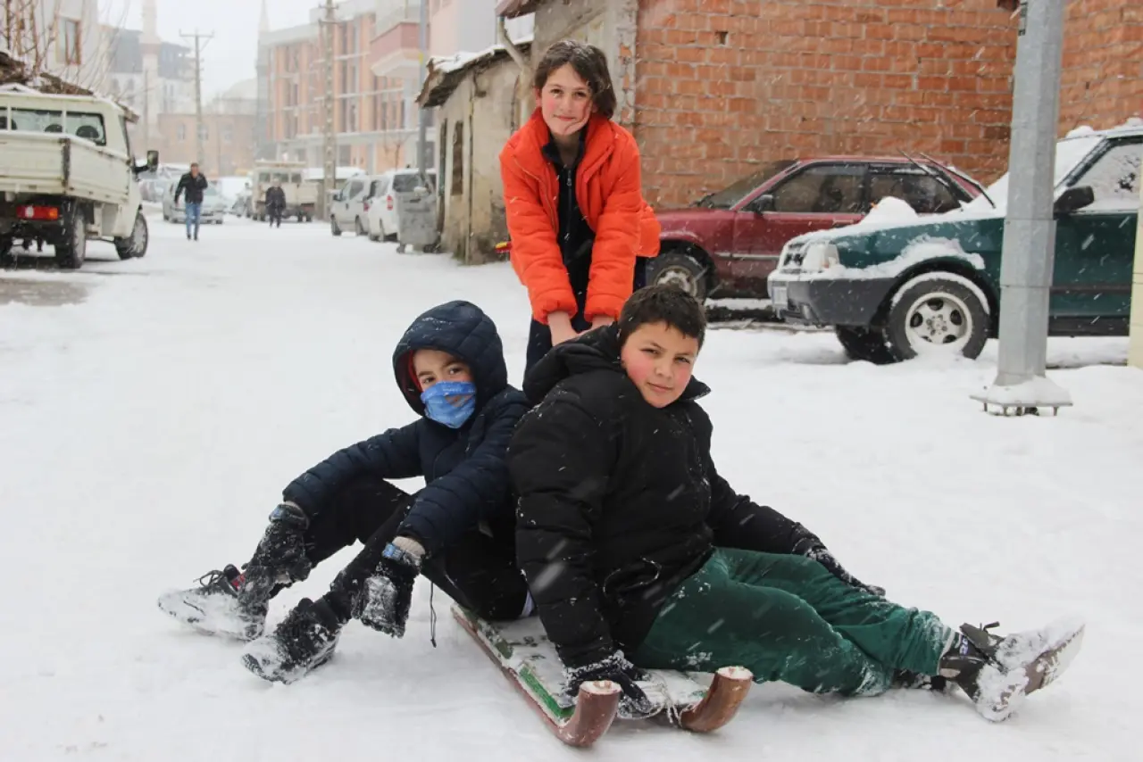 Çocuklar Sokaklara Döküldü 4