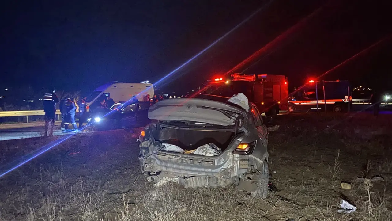 2 Otomobil Çarpıştı, Can Pazarı Yaşandı 3