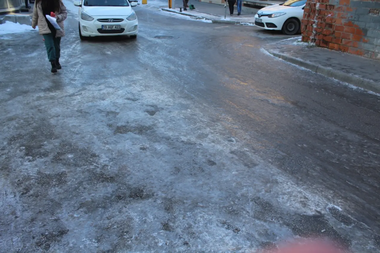 Buz Pisti Değil, Dershaneler Sokağı 6