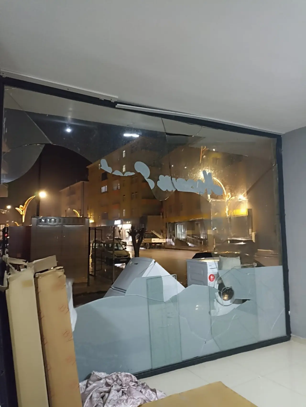 Fırtına Çatıları Söktü, Yolları Kapattı 5