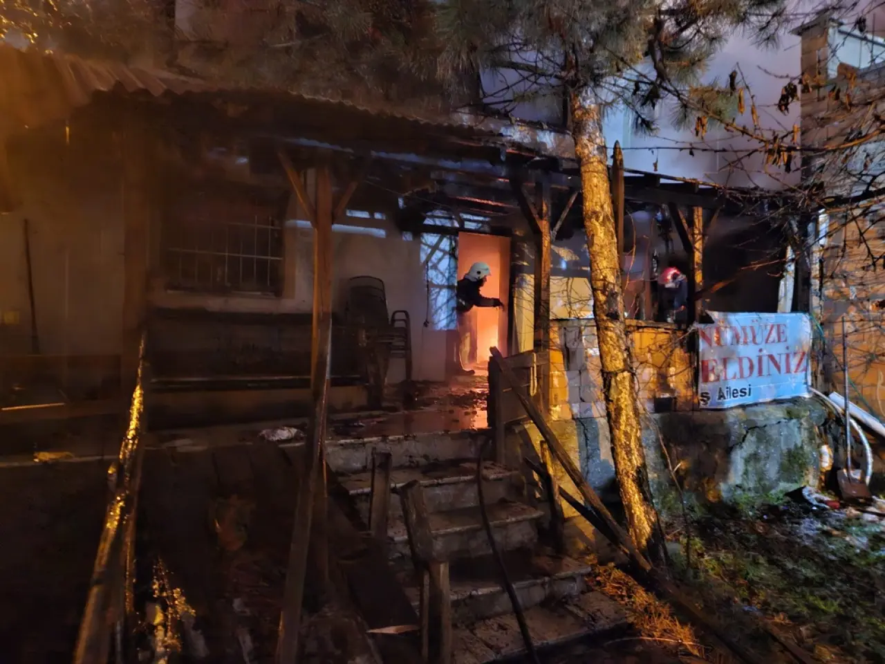 Evde Yangın Çıktı: 1 Ölü 2