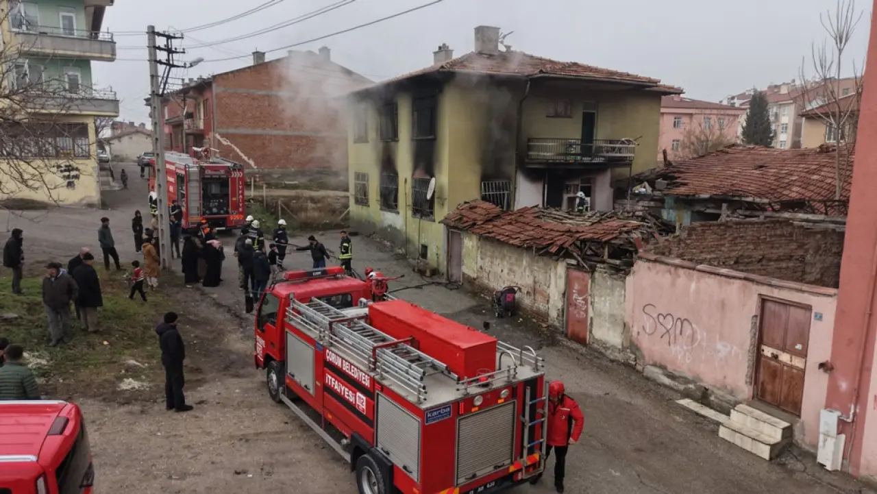 2 Katlı Ev Alev Alev Yandı 7