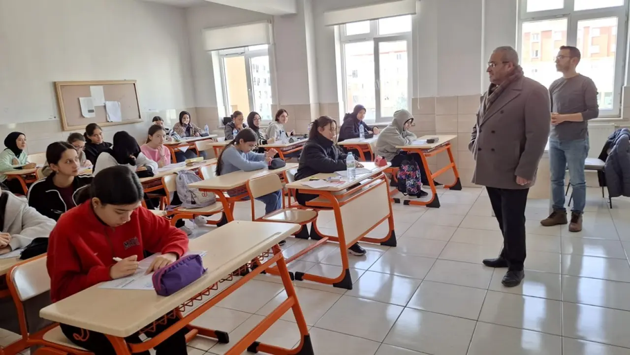 Öğrencilerin Taleplerini Dinledi 1