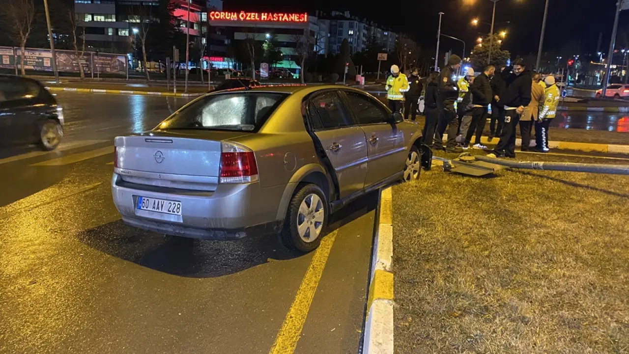 Otomobil Sinyalizasyon Direğine Çarptı 4