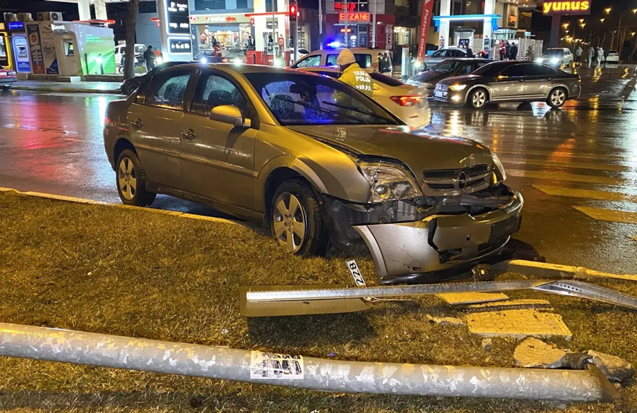 Otomobil Sinyalizasyon Direğine Çarptı 5