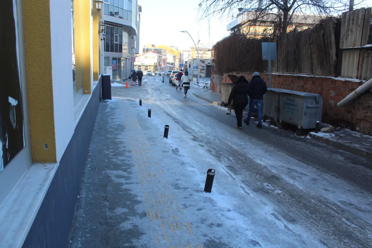 Buz Pisti Değil, Dershaneler Sokağı 5