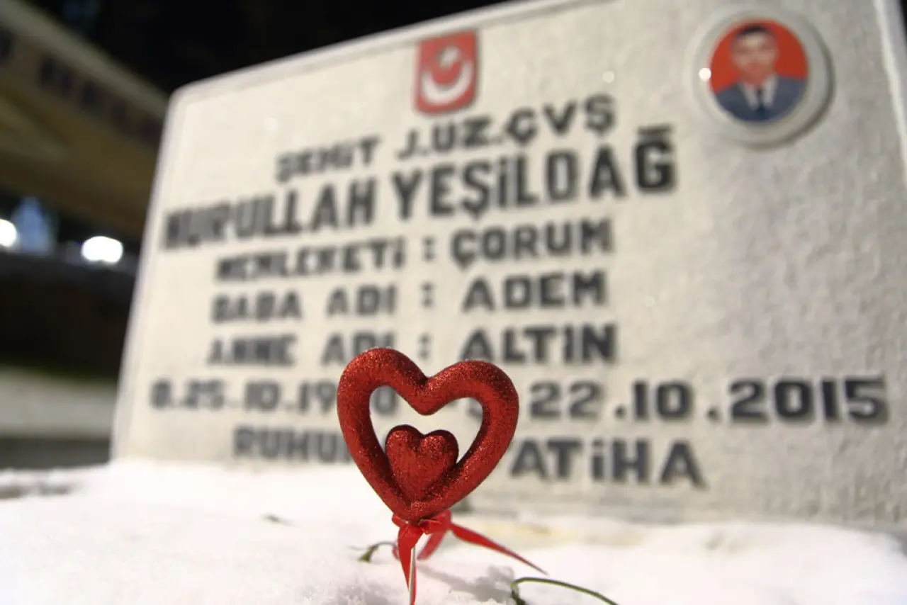 Şehit Aileleri Yeni Yıla Şehitlikte Girdi 1