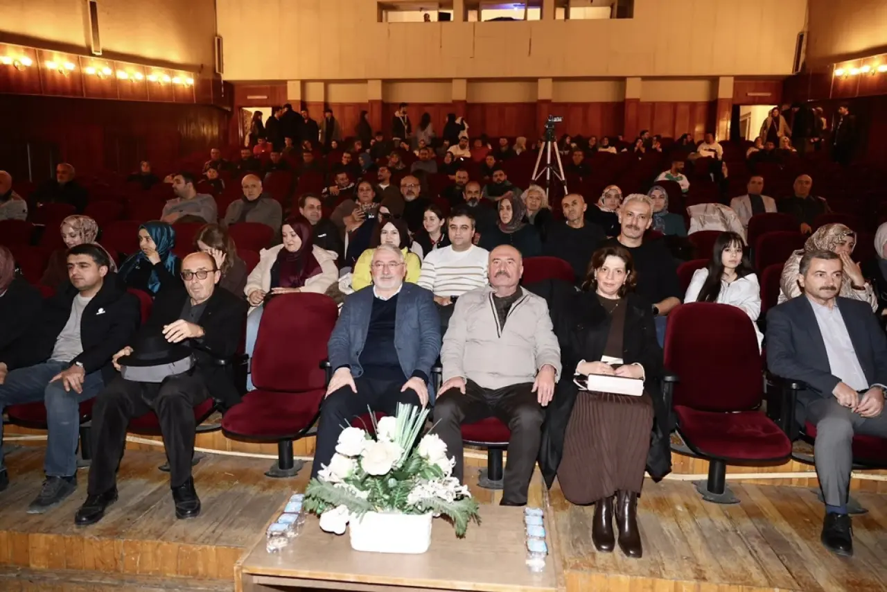 Adalet ve Vicdan Sorgulaması Ayakta Alkışlandı 3