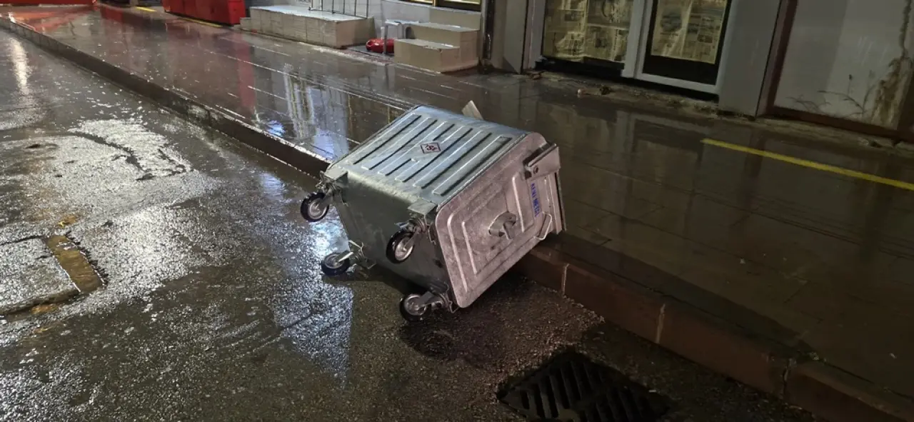 Fırtına Çatıları Söktü, Yolları Kapattı 1