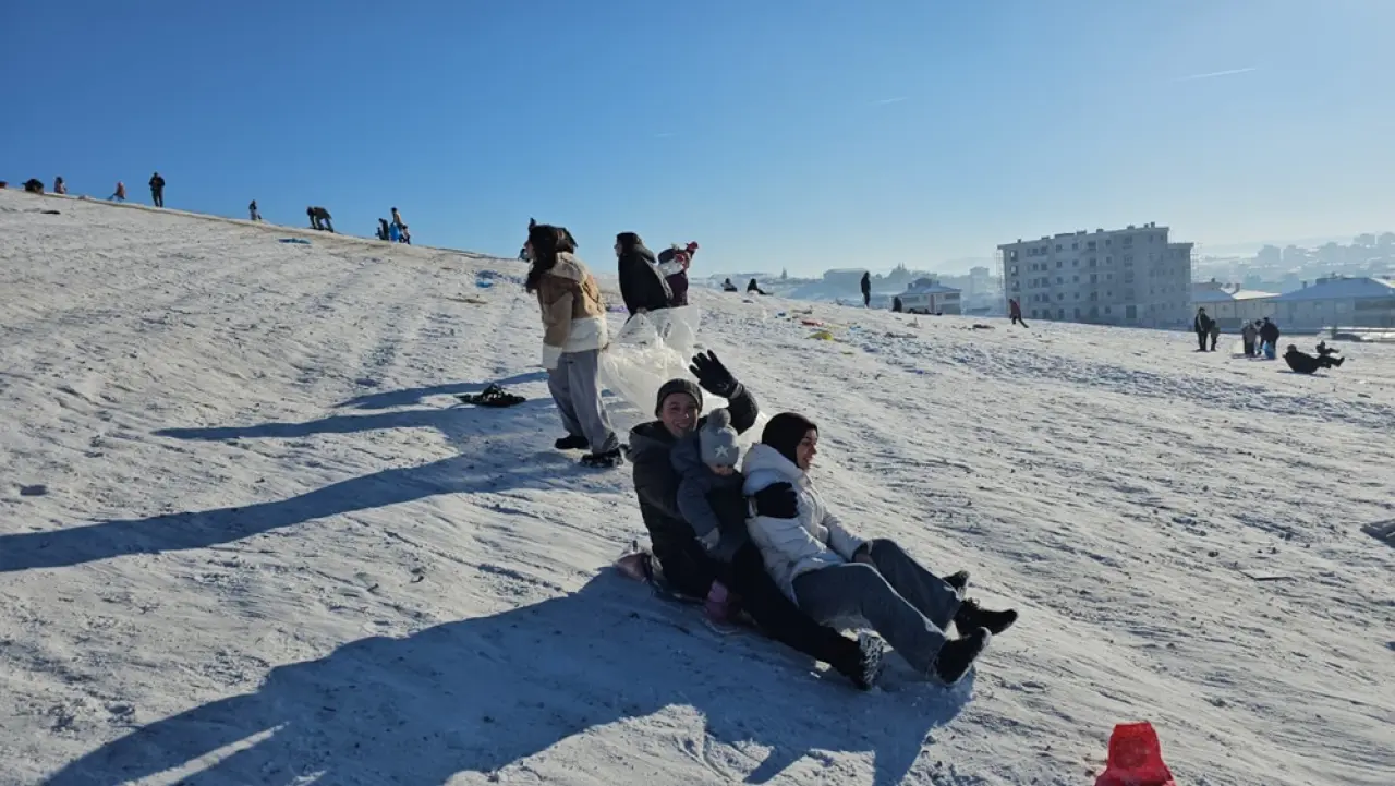 Çocuklar Tepsi ve Plastik Bidonlarla Kayarak Eğlendi 3