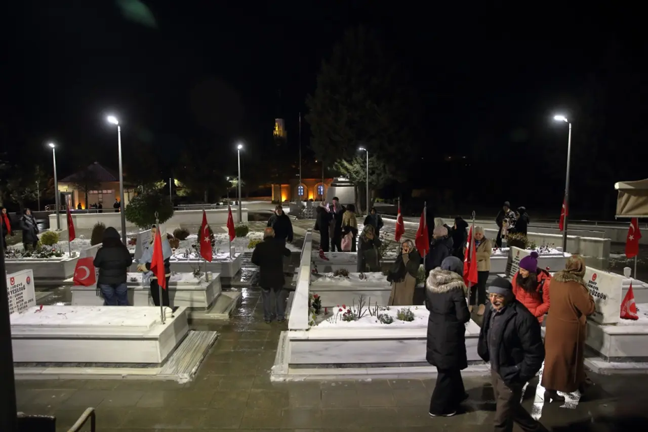 Şehit Aileleri Yeni Yıla Şehitlikte Girdi 3