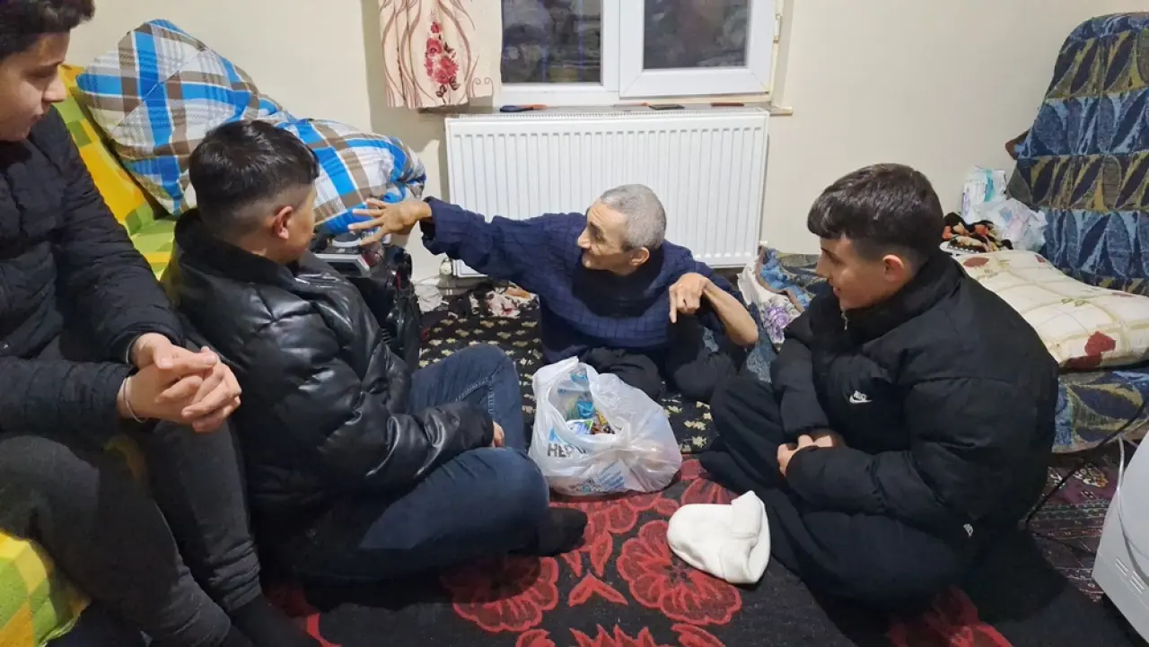 Engelli Oğluna 61 Yıldır Bebek Gibi Bakıyor 5