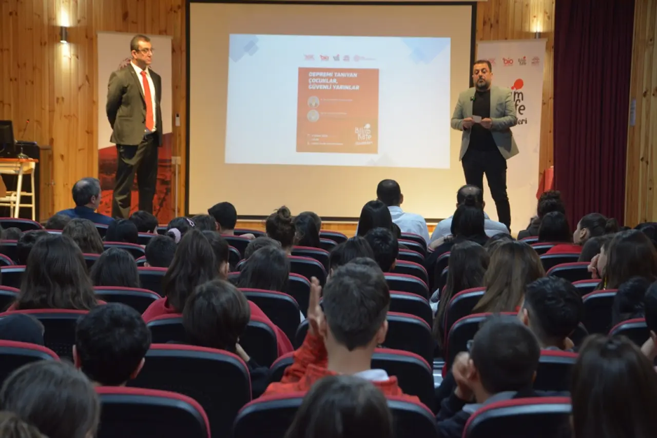 Felaketin Yıl Dönümünde Öğrencilere Deprem Eğitimi 1