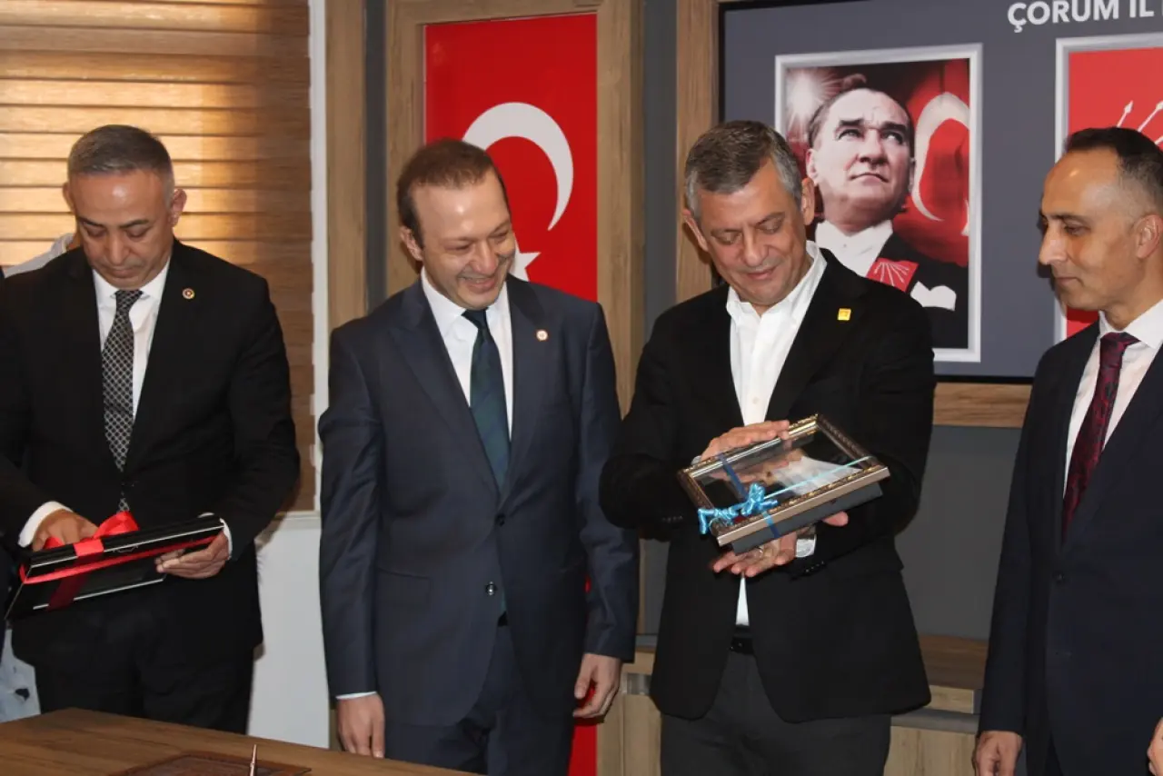 Eczacılardan Özgür Özel’e Anlamlı Hediye 3