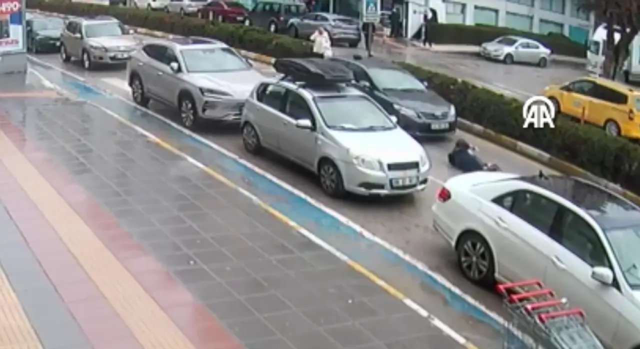 Otomobil Yayaya Böyle Çarptı 2