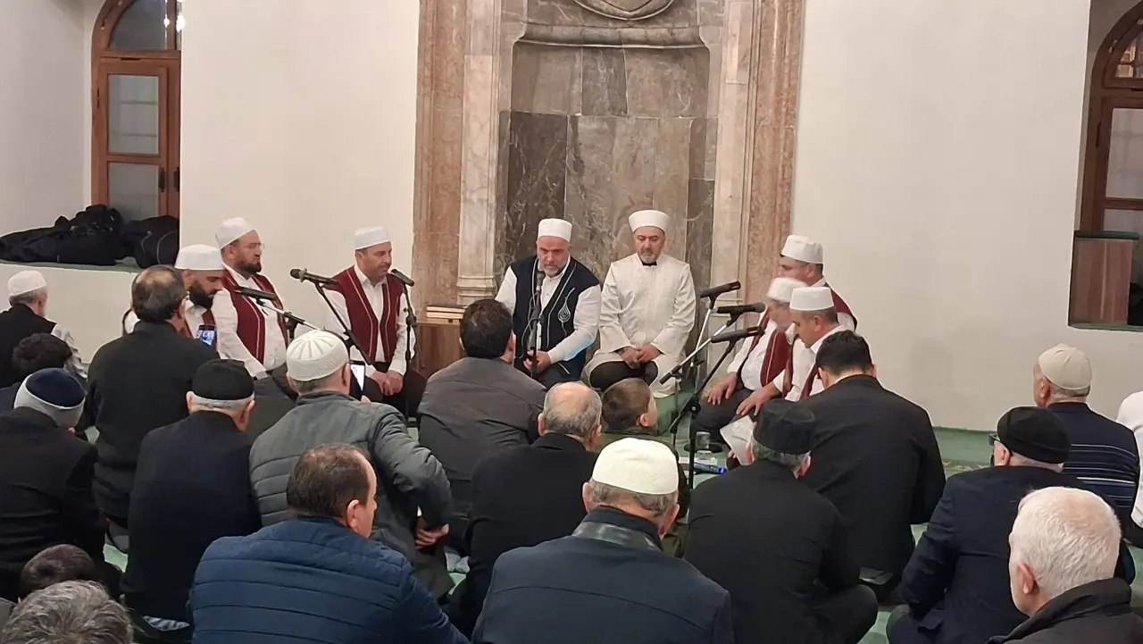 Camiler Doldu Taştı, Eller Semaya Kalktı 3