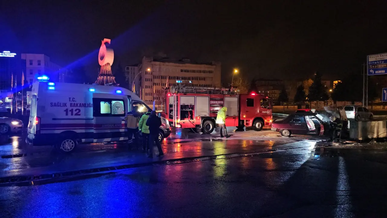 Otomobil duvara çarptı, yaralılar var! 1