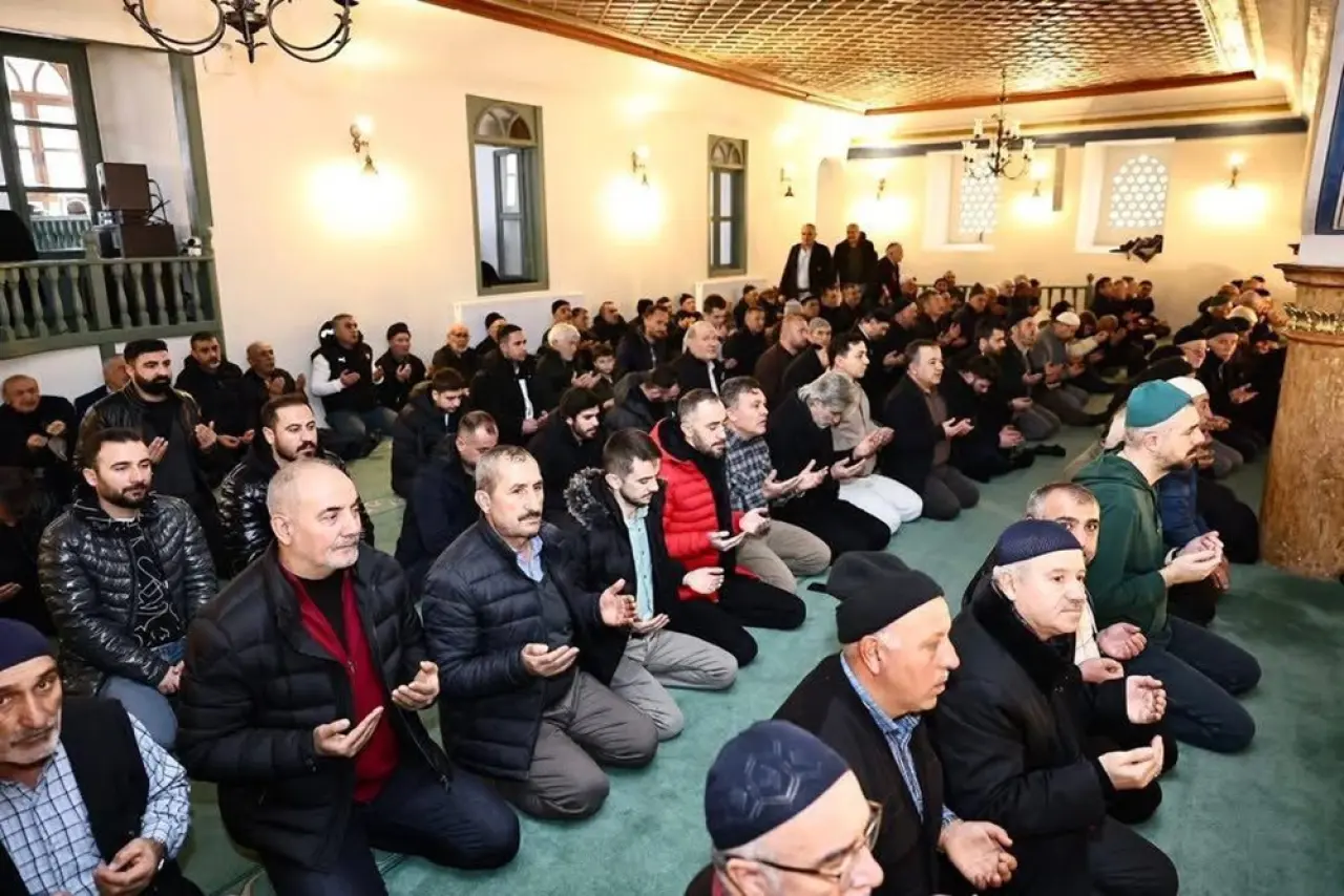 Dualar Deprem Şehitleri İçin 1