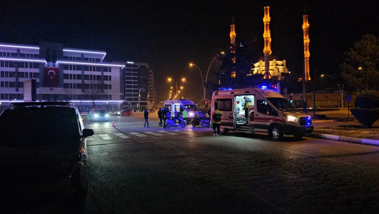 Kavşakta İki Motosiklet Birbirine Girdi 1