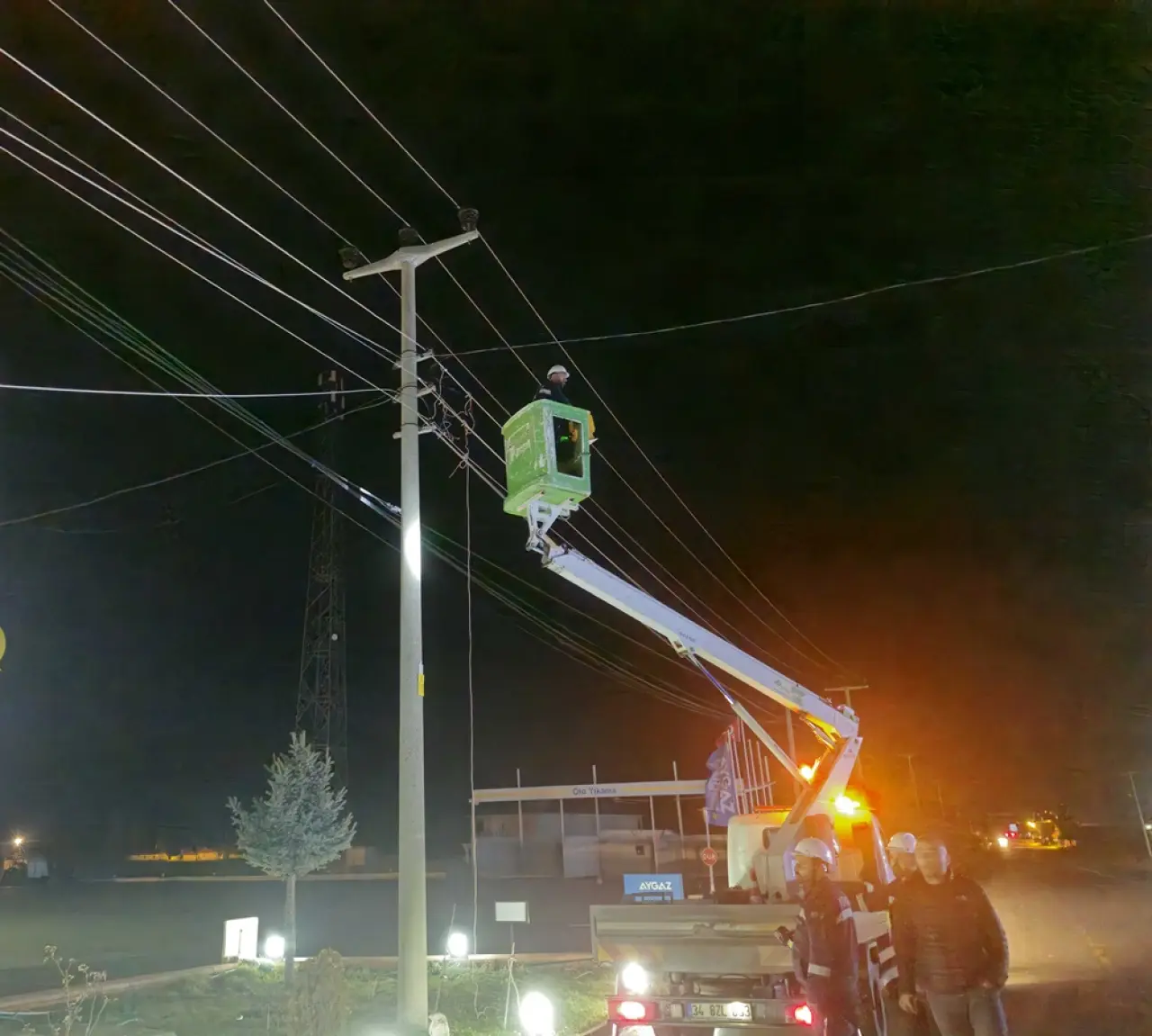 Kamyon, Elektrik ve Telefon Hatlarına Zarar Verdi 1