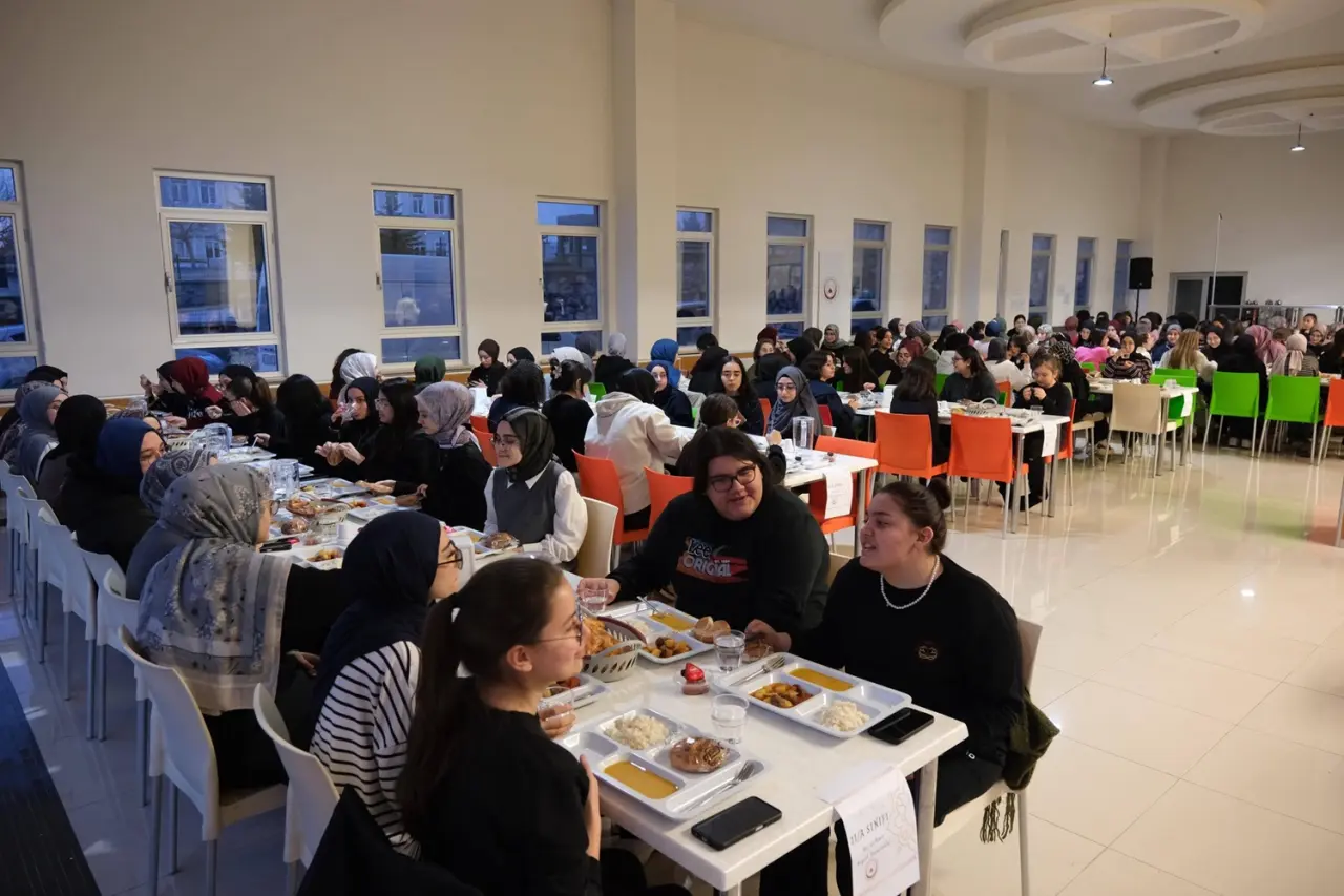 Gençler Hazırladı, Açılışı Protokol Yaptı 6