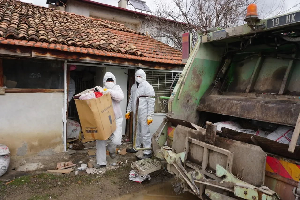 Hepsi Bu Evden Çıktı, Tam 4 Kamyon! 1