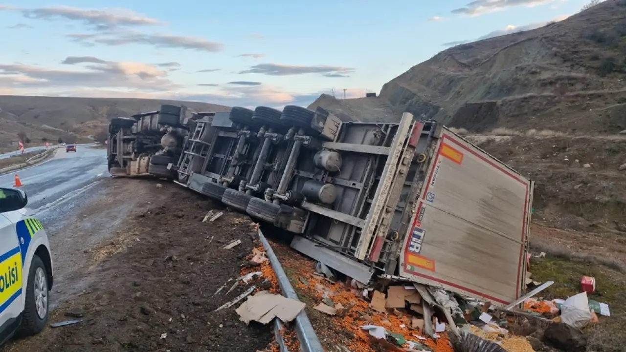 TIR Şarampole Devrildi 1