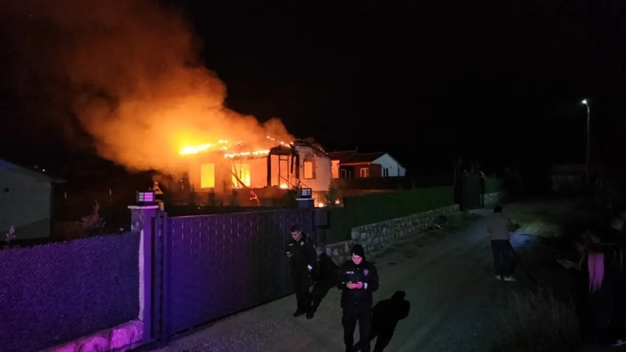 Sahibi Yurt Dışındaydı Geriye Sadece Enkaz Kaldı 4